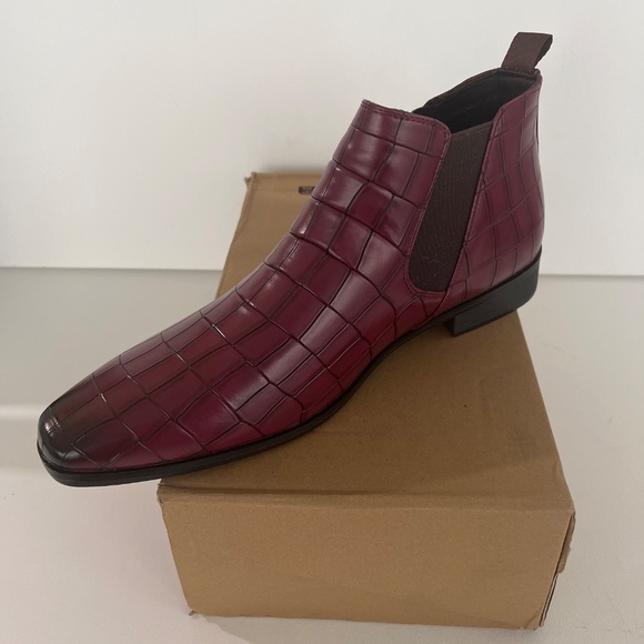 NIB Men Ankle in Deep Burgundy with Crocodile Pattern dress Shoe  CN 44 ( 10.5 )